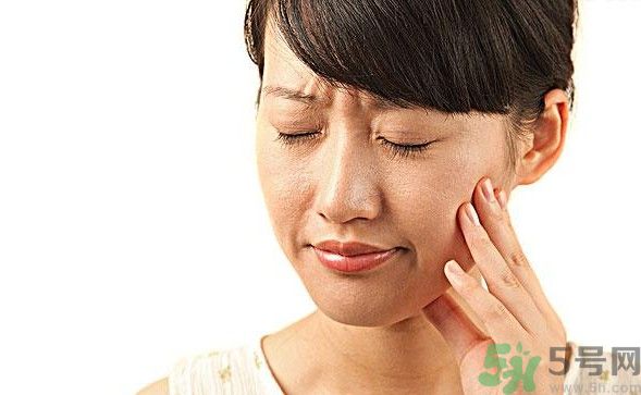 口腔潰瘍癥狀有哪些?經(jīng)?？谇粷兪鞘裁丛? width=