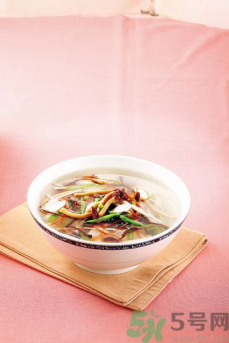 簡(jiǎn)單蔬菜湯的做法有哪此些？蔬菜湯有美容的功效嗎