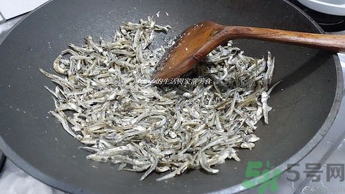 小魚(yú)干怎么炒好吃？蜜汁小魚(yú)干的做法