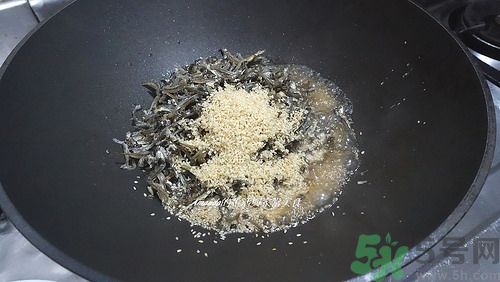 小魚(yú)干怎么炒好吃？蜜汁小魚(yú)干的做法