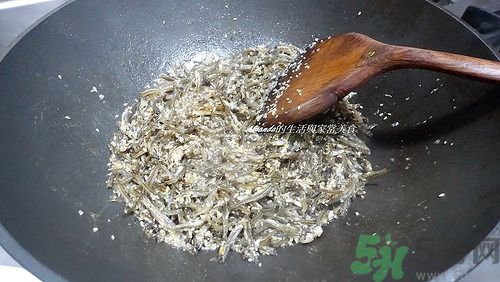 小魚(yú)干怎么炒好吃？蜜汁小魚(yú)干的做法