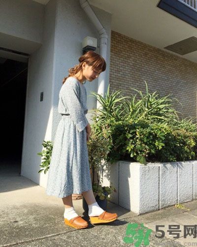春天怎么穿出清新風(fēng)？日本女生的薩博涼鞋穿搭方法