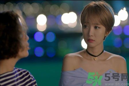穿露肩服裝好搭配嗎？露肩衣服怎么搭配性感？