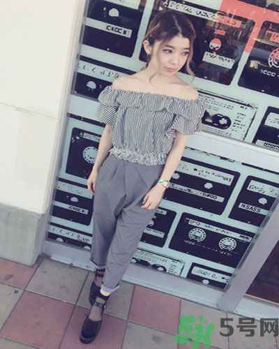 穿露肩服裝好搭配嗎？露肩衣服怎么搭配性感？