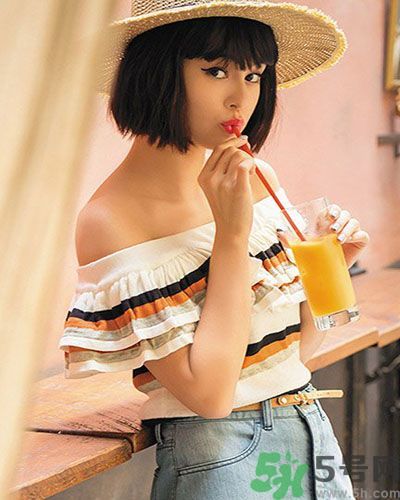 穿露肩服裝好搭配嗎？露肩衣服怎么搭配性感？