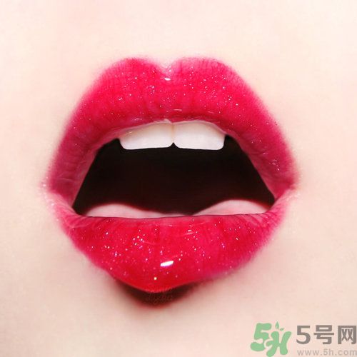 春天嘴唇干裂脫皮怎么辦？嘴唇為什么會(huì)脫皮？