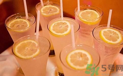 檸檬水怎么喝減肥？檸檬片用多少度的水泡最好？