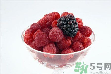 長(zhǎng)痘痘肌膚干燥怎么辦？肌膚干燥吃什么食物好？