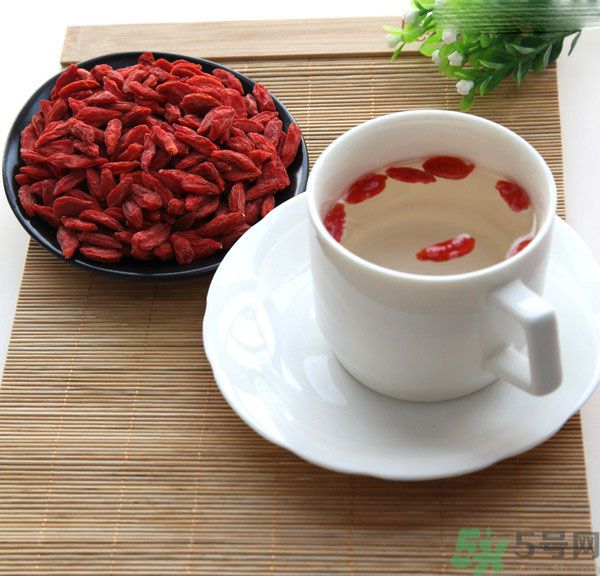 枸杞泡水有什么害處？枸杞泡水喝有什么好處？