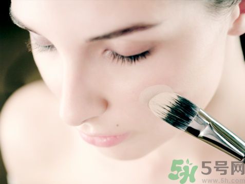 用什么粉餅美白效果好？粉餅與粉底液的區(qū)別？