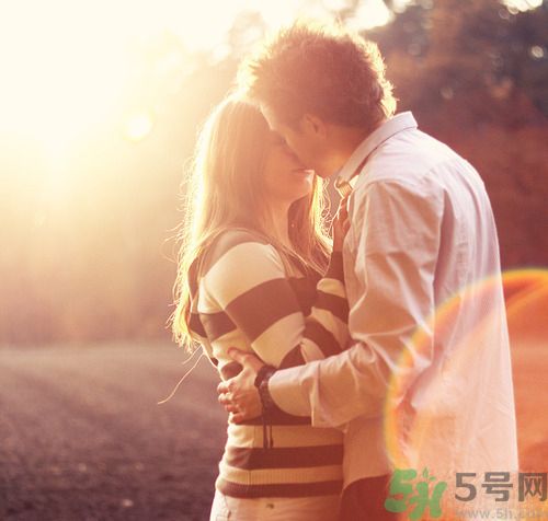 男人劈腿的表現(xiàn)有哪些？怎么判斷一個男人是否劈腿？