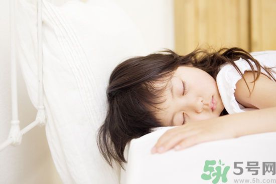 19歲女睡神走哪睡哪竟是??？什么是發(fā)作性睡??？
