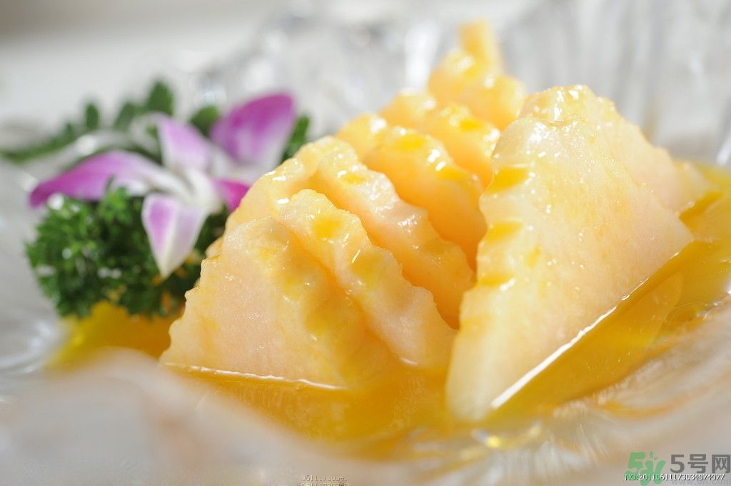菠蘿發(fā)黑能吃嗎？菠蘿為什么要用鹽水泡？