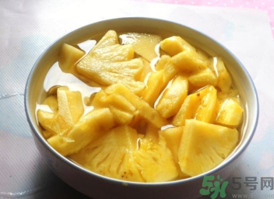 菠蘿發(fā)黑能吃嗎？菠蘿為什么要用鹽水泡？