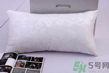 枕頭高好還是低好？睡覺不枕枕頭好不好？