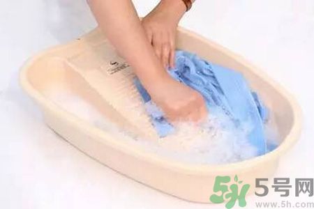 草莓汁弄到衣服上了怎么洗？怎么洗掉草莓汁？