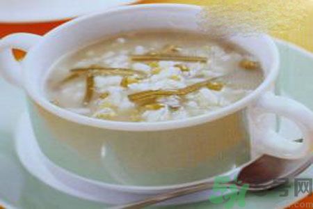 皮膚過(guò)敏怎么辦？皮膚過(guò)敏吃什么？
