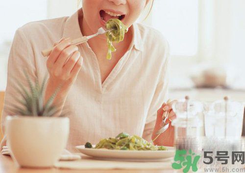 胃潰瘍吃什么食物好？調(diào)理胃潰瘍的方法有哪些？