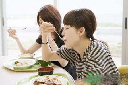 胃潰瘍吃什么食物好？調(diào)理胃潰瘍的方法有哪些？