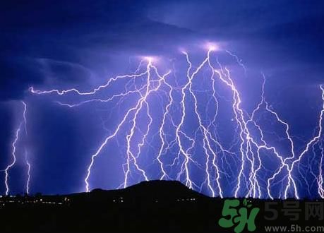 一家人掃墓遭雷擊是怎么回事？出行怎樣避雷？