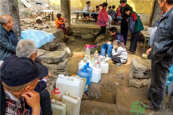 市民翻山排隊取靈水是怎么回事？靈水在哪里？