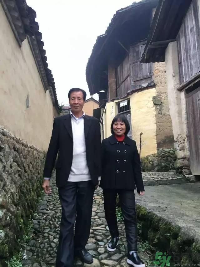 浙江富翁棄億萬資產(chǎn)與農(nóng)婦結(jié)婚  怎樣追求真愛才好？