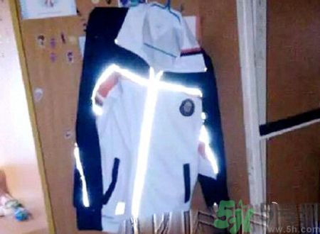 校服帶反光標(biāo)志防早戀是怎么回事？校服為什么要帶反光標(biāo)志？