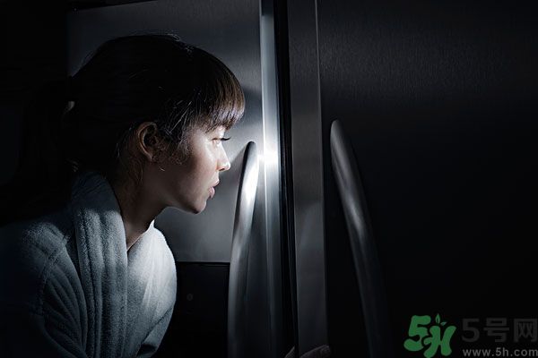 晚上12點(diǎn)吃東西好嗎？晚上12點(diǎn)吃東西會(huì)胖嗎？