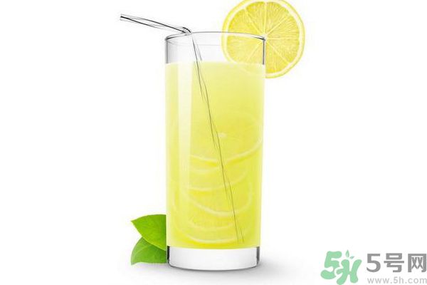 每天喝檸檬水能美白嗎？每天喝檸檬水好不好？