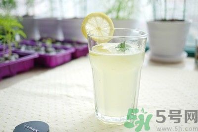 每天喝檸檬水能美白嗎？每天喝檸檬水好不好？