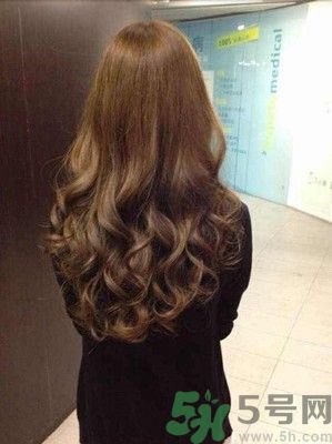 自己怎么吹卷發(fā)？吹卷發(fā)的小竅門？