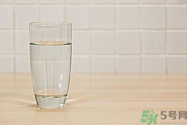 早上起床喝白開(kāi)水好嗎？喝白開(kāi)水好還是茶水好？