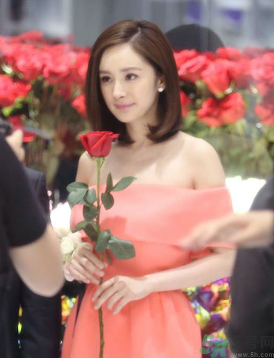 一字肩衣服適合什么人？一字肩衣服怎么穿？