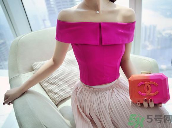 一字肩衣服適合什么人？一字肩衣服怎么穿？