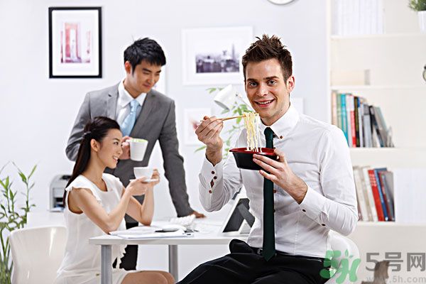 滿漢宴方便面煮著吃泡著吃哪個(gè)好？