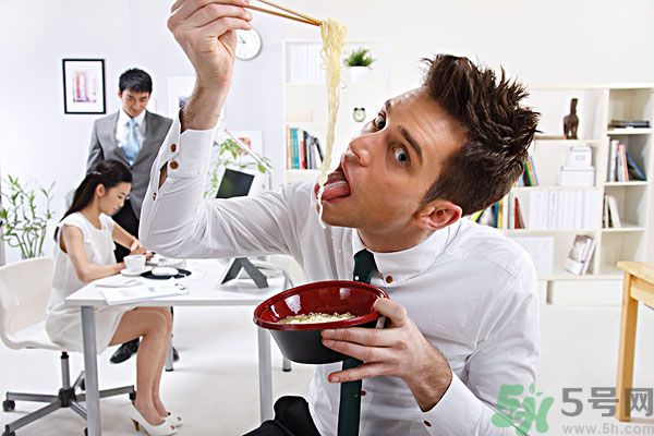 滿漢宴方便面煮著吃泡著吃哪個(gè)好？
