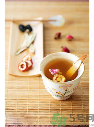芒果皮發(fā)黑還可以吃嗎？芒果長黑斑吃了會(huì)怎么樣？