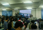 哪個(gè)學(xué)校學(xué)校窗戶突然倒塌？男生拼命護(hù)住女生 ！