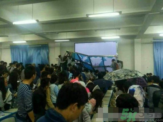哪個學校學校窗戶突然倒塌？男生拼命護住女生 ！