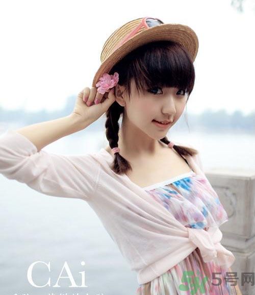 胸小的女生怎么穿衣服好看？胸小的女生怎么穿衣顯得胸大？
