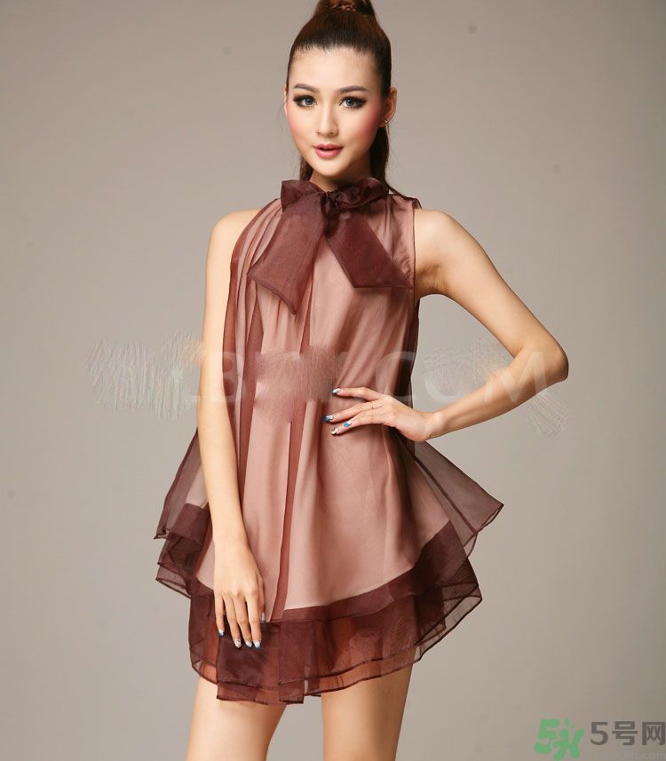 胸小的女生怎么穿衣服好看？胸小的女生怎么穿衣顯得胸大？