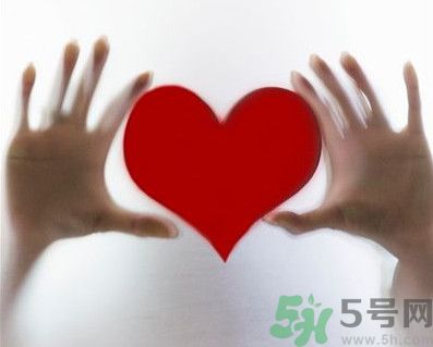 舌頭顏色發(fā)紫是什么原因？舌頭白白的是怎么回事？