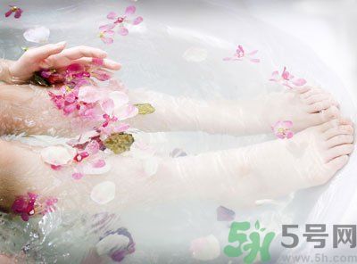 用涼水洗腳還是熱水洗腳好？為什么熱水比涼水洗腳要好？