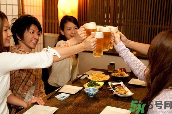 喝酒怎樣才能不傷身？飲酒要注意些什么？