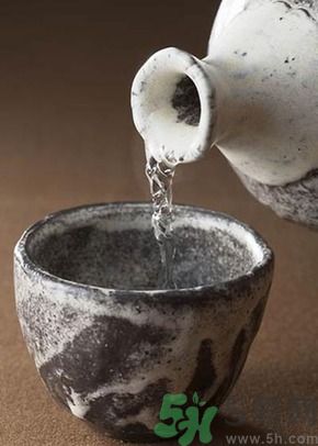 白酒能代替料酒做菜嗎？白酒可以用來做菜嗎？