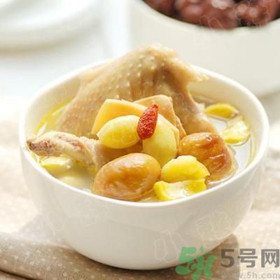 燉雞湯什么時(shí)候放鹽？燉雞湯不要先放鹽？