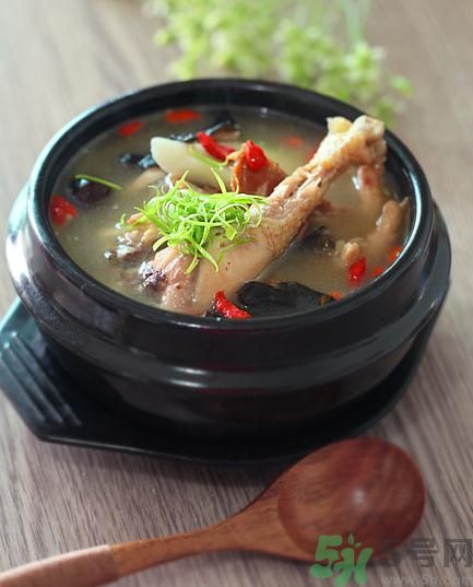 燉雞湯用冷水還是熱水？雞湯用冷水可以嗎？