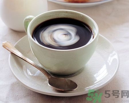 吃了感冒藥還可以喝咖啡嗎？感冒片和咖啡一起吃有什么影響？