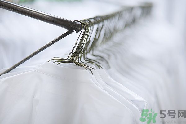 什么面料不容易皺？如何挑選不易皺的衣服？