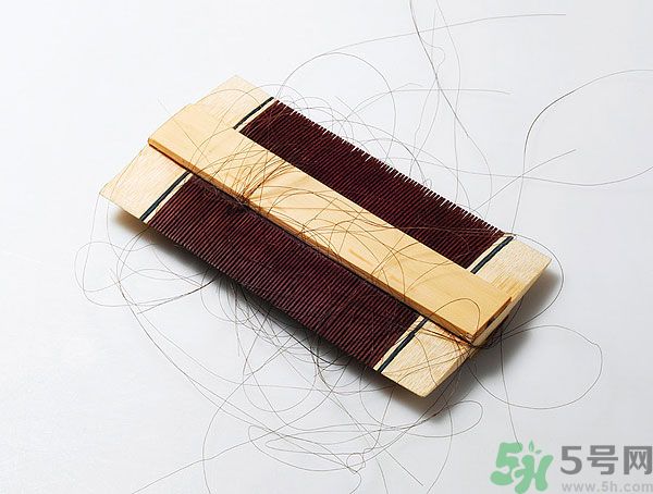 用哪種梳子不容易掉頭發(fā)？用什么梳子梳頭防掉發(fā)？